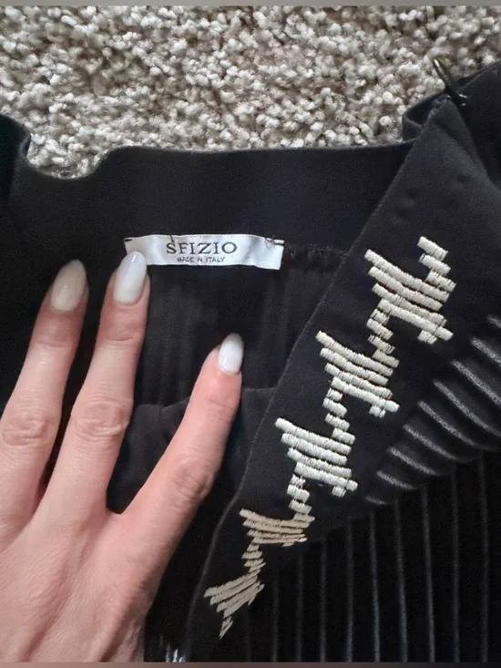 Elevate your wardrobe with this stunning Sfizio Made in Italy pleated skirt 🤍 S - Picture 3 of 5